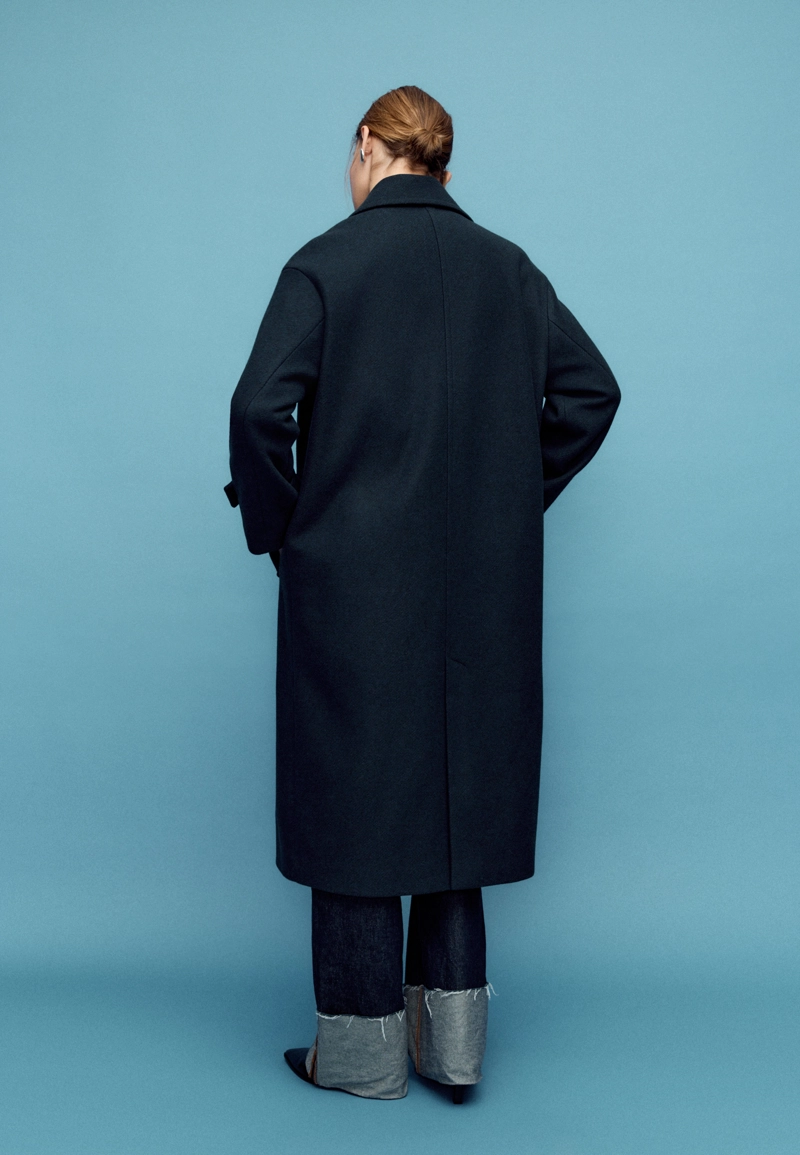 Длинное объемное пальто из мягкой ткани