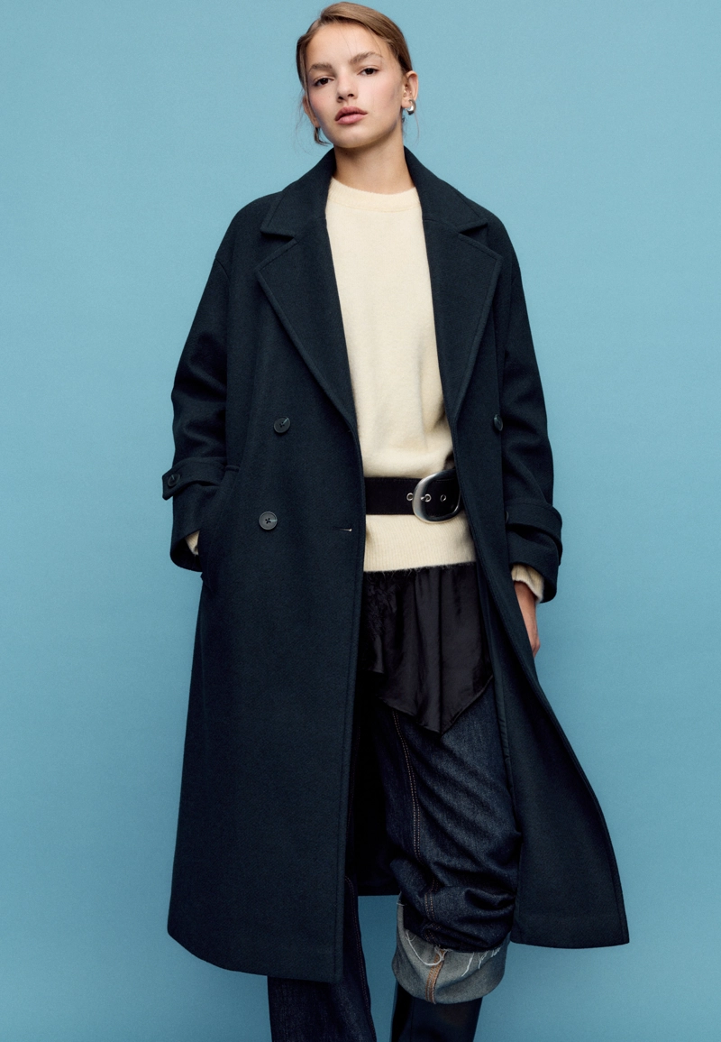 Длинное объемное пальто из мягкой ткани