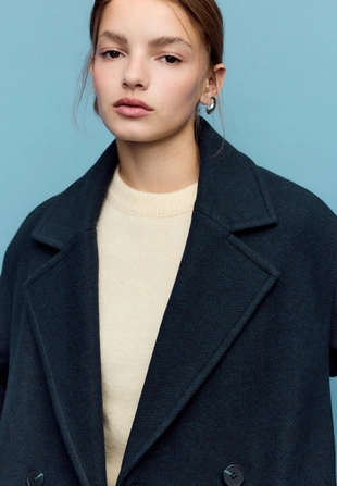 Длинное объемное пальто из мягкой ткани- Заказать в России