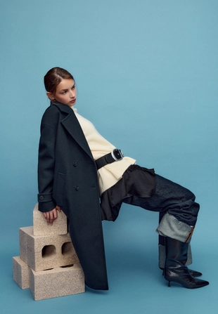 Длинное объемное пальто из мягкой ткани- Заказать в России