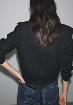 Вязаный свитер с подплечниками- Заказать в России