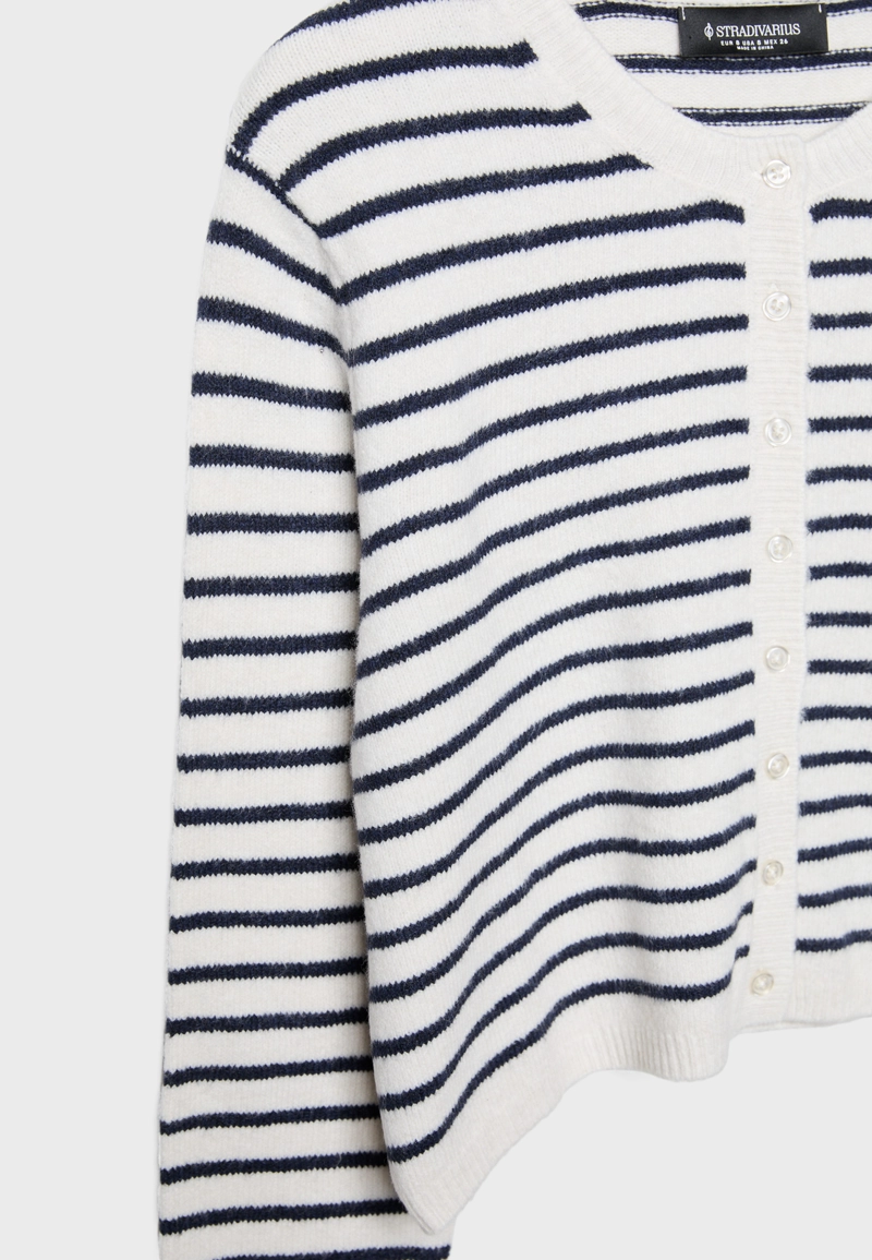 Вязаный кардиган с пуговицами из мягкой ткани