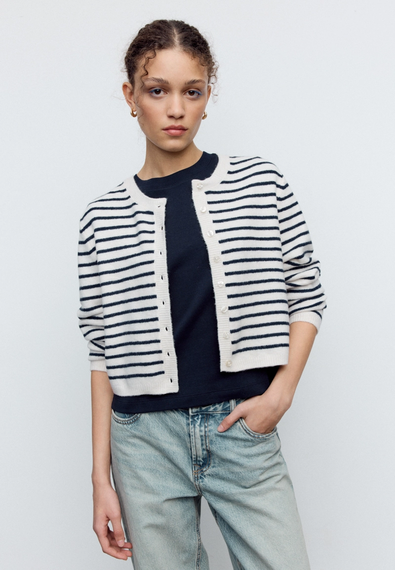 Вязаный кардиган с пуговицами из мягкой ткани