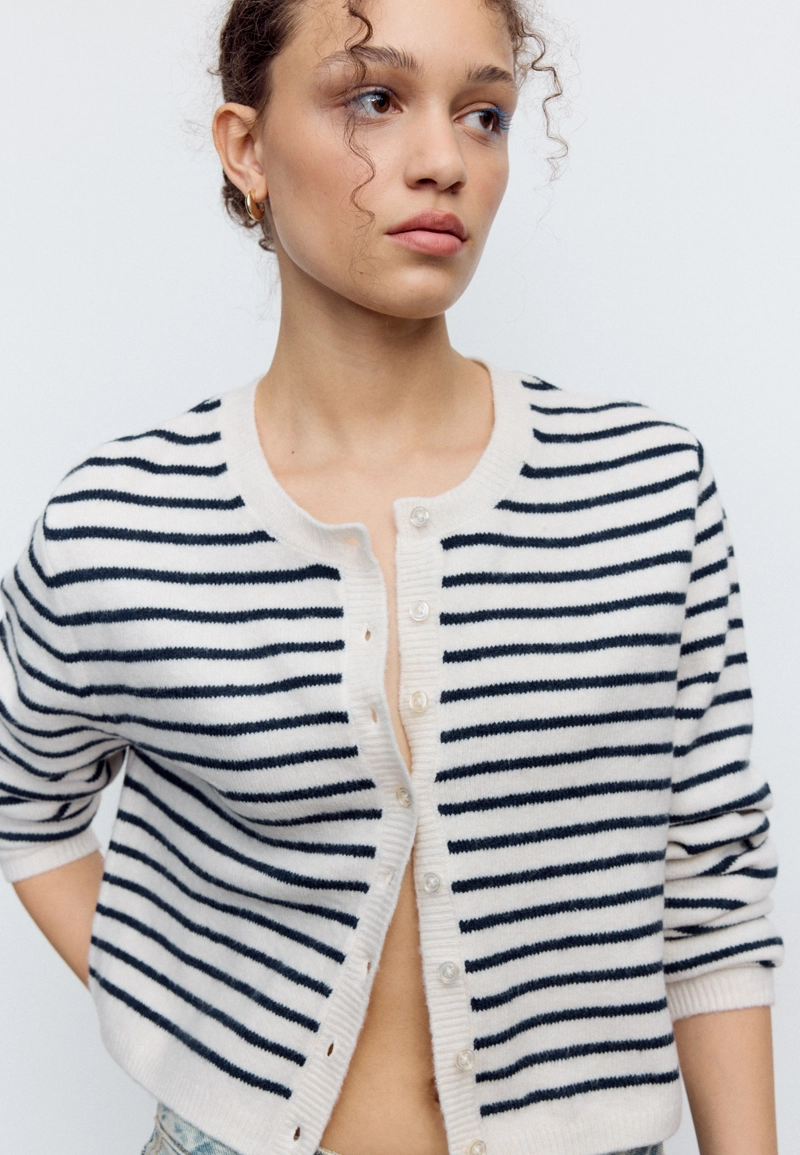 Вязаный кардиган с пуговицами из мягкой ткани