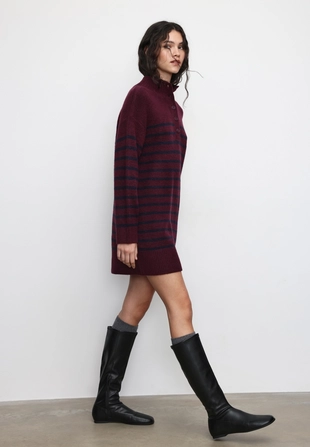 Короткое трикотажное платье в полоску с воротником-трубой- Заказать в России