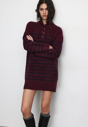 Короткое трикотажное платье в полоску с воротником-трубой- Заказать в России