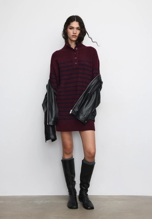 Короткое трикотажное платье в полоску с воротником-трубой- Заказать в России