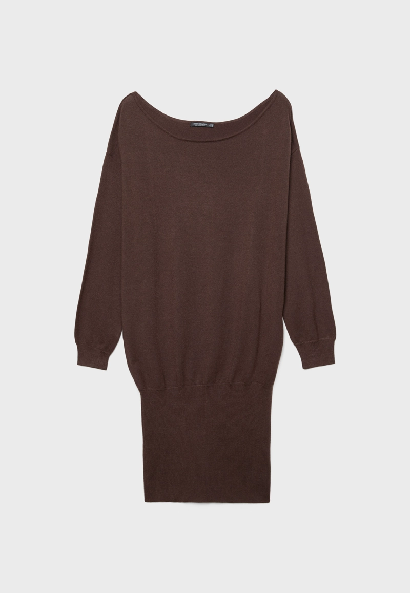 Короткое трикотажное платье с вырезом «лодочка»