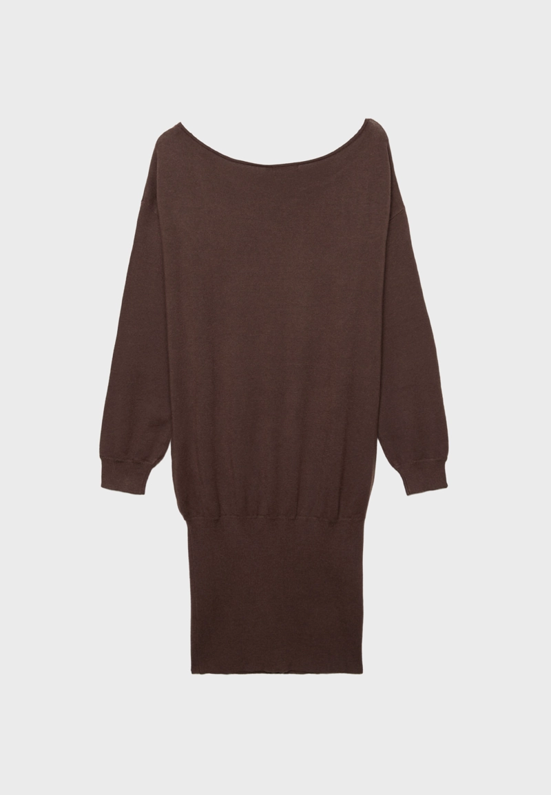 Короткое трикотажное платье с вырезом «лодочка»