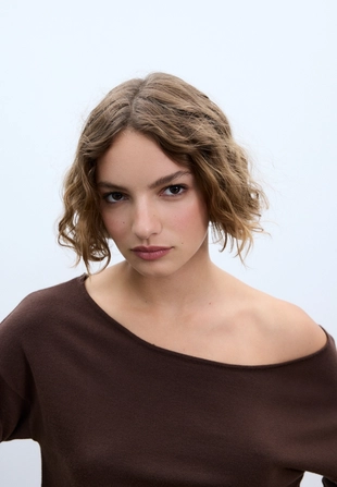 Короткое трикотажное платье с вырезом «лодочка»- Заказать в России