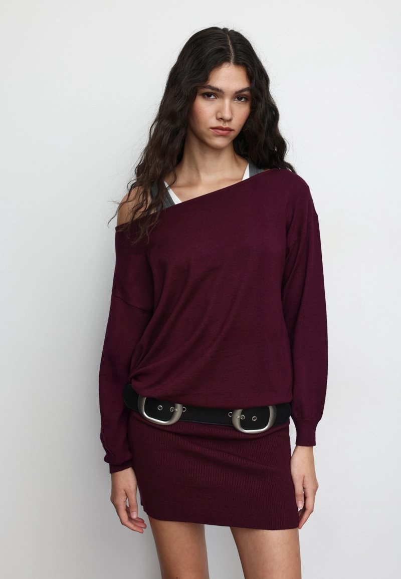 Короткое трикотажное платье с вырезом «лодочка»