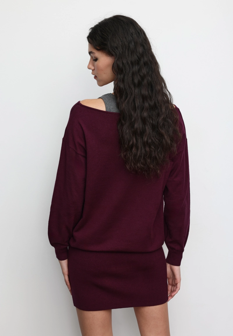 Короткое трикотажное платье с вырезом «лодочка»