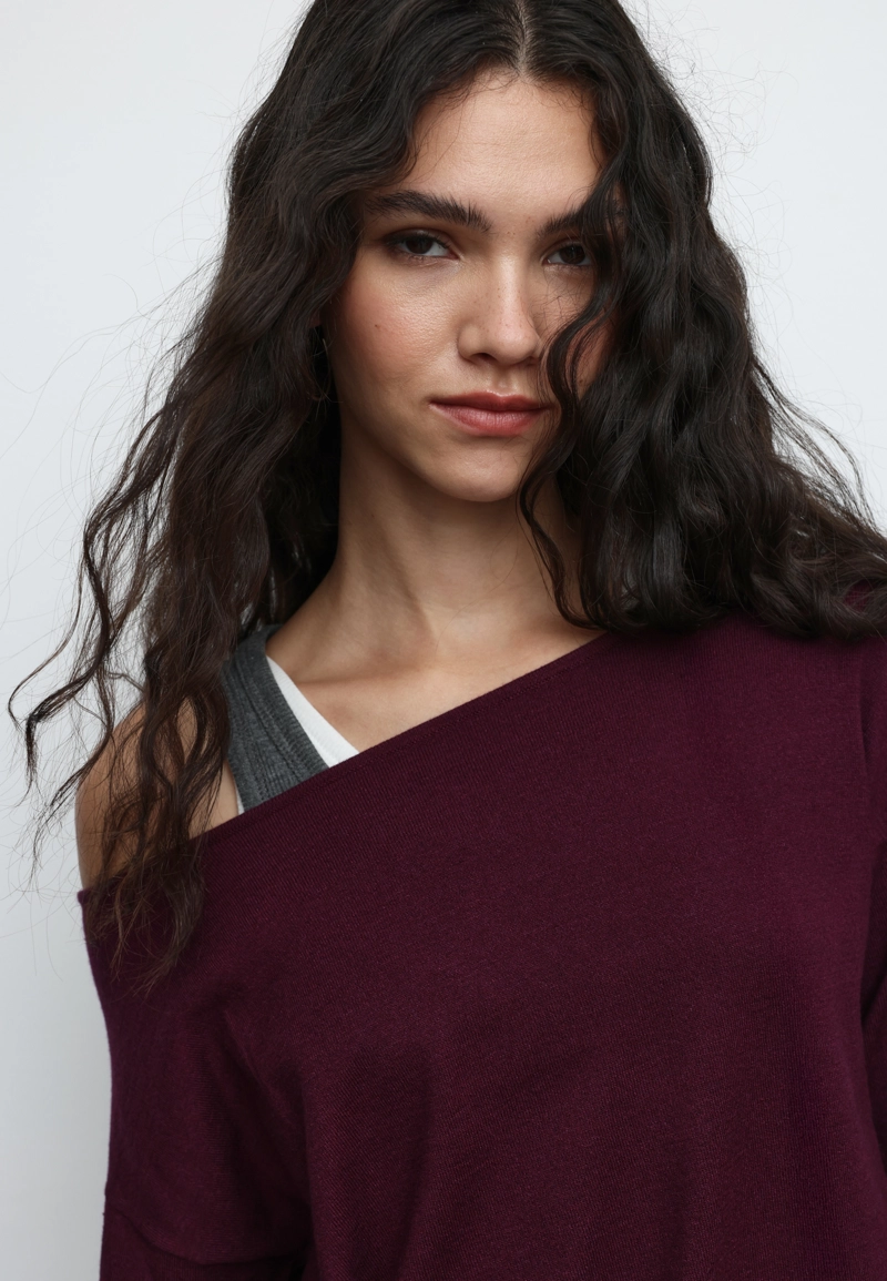 Короткое трикотажное платье с вырезом «лодочка»