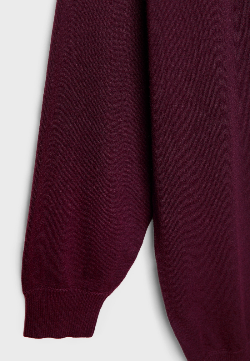 Короткое трикотажное платье с вырезом «лодочка»