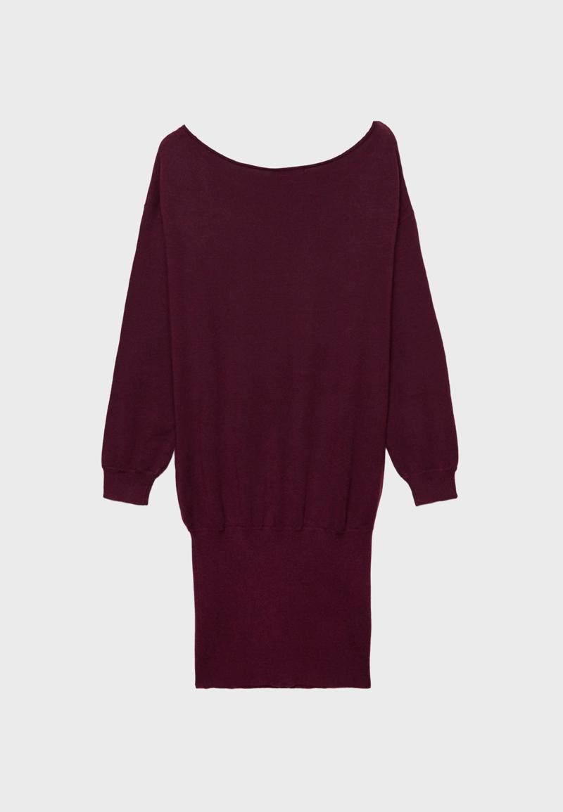 Короткое трикотажное платье с вырезом «лодочка»