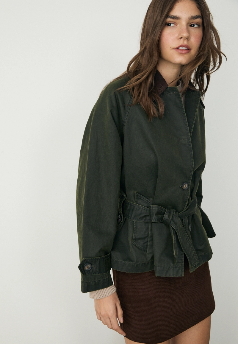 Короткий тренч с вощеным покрытием и поясом