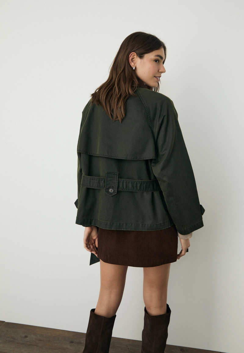 Короткий тренч с вощеным покрытием и поясом