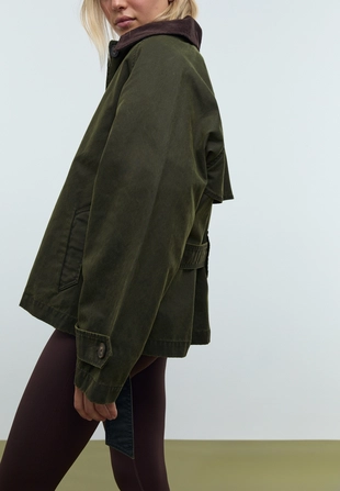 Короткий тренч с вощеным покрытием и поясом- Заказать в России