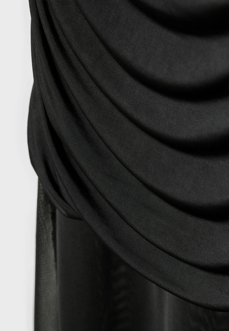 Длинное платье с полупрозрачной тканью