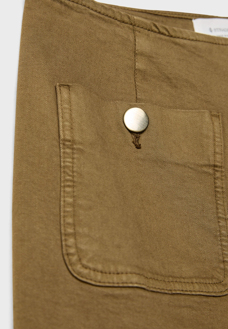 D77 Брюки в минималистичном стиле с карманами