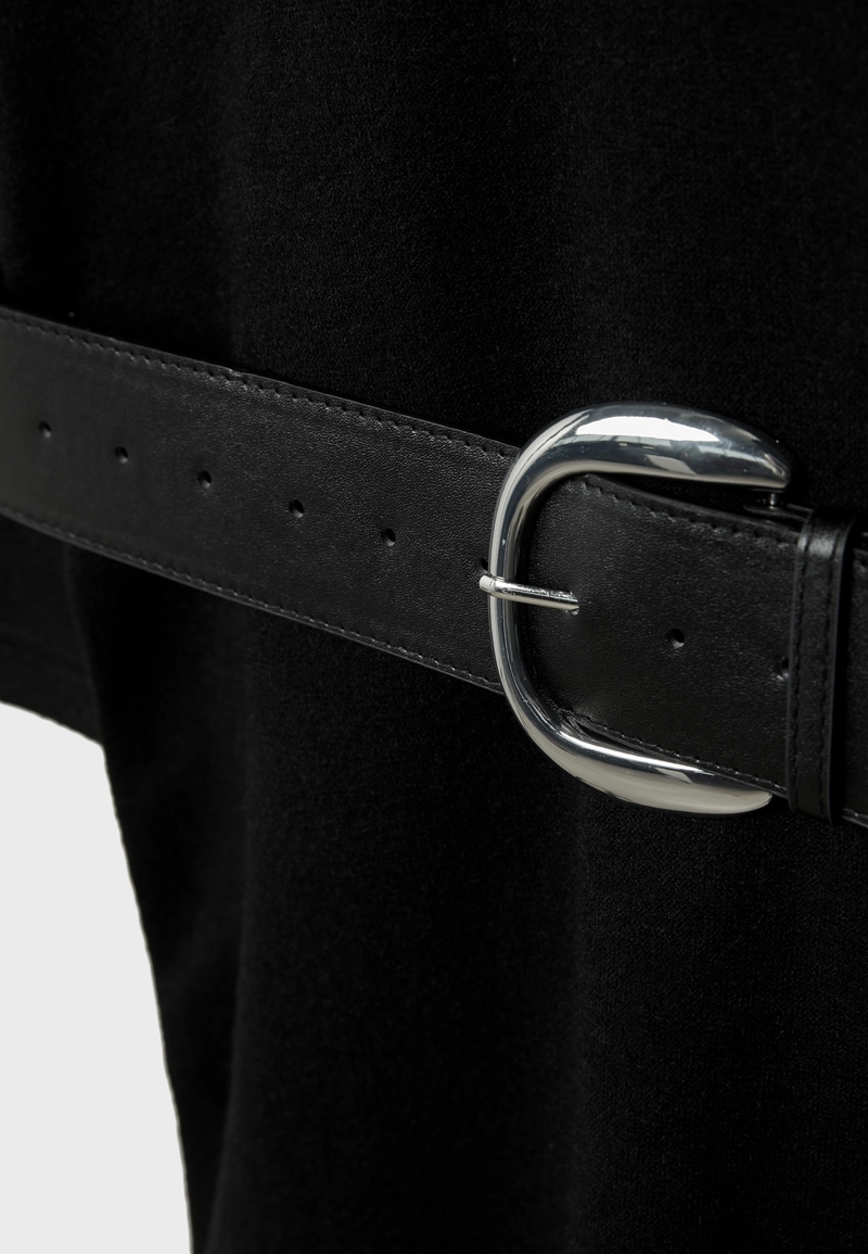 Короткое трикотажное платье с поясом