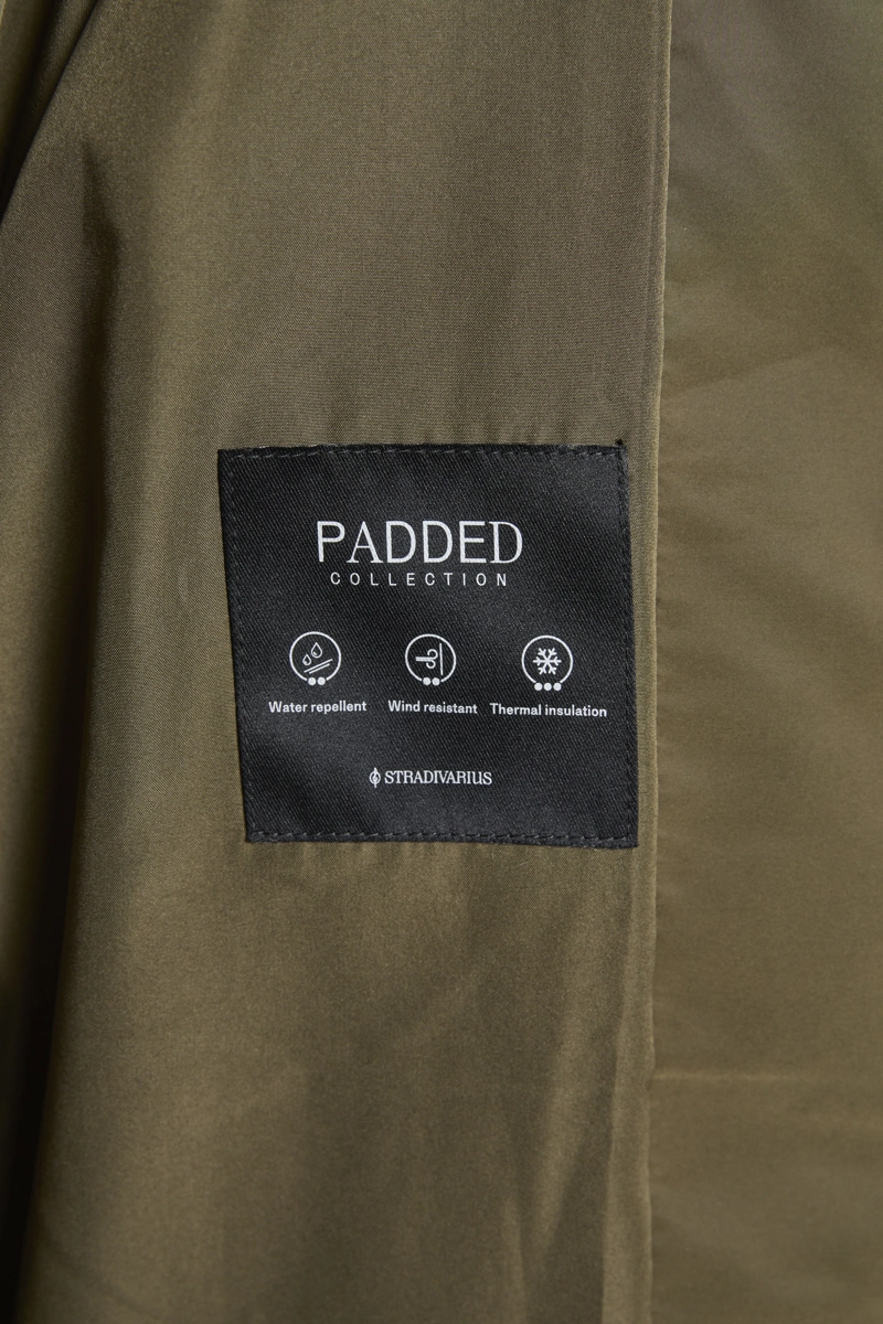 Утепленное пальто с капюшоном и мехом