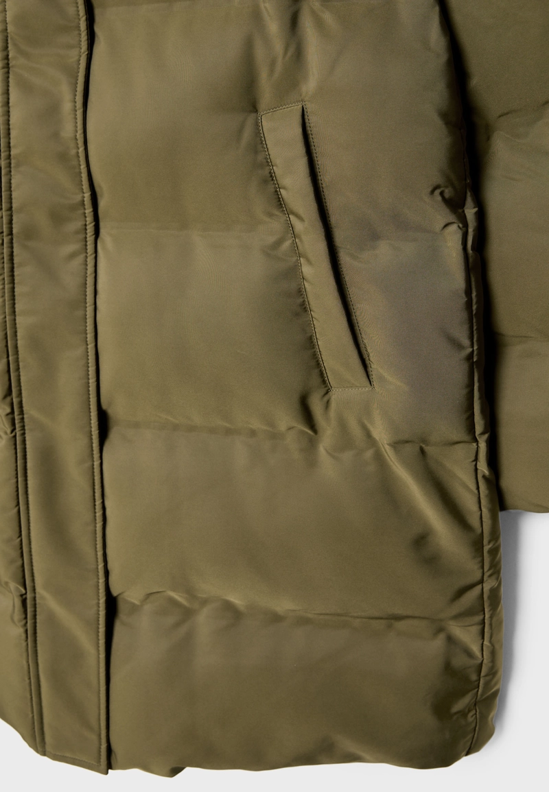 Утепленное пальто с капюшоном и мехом