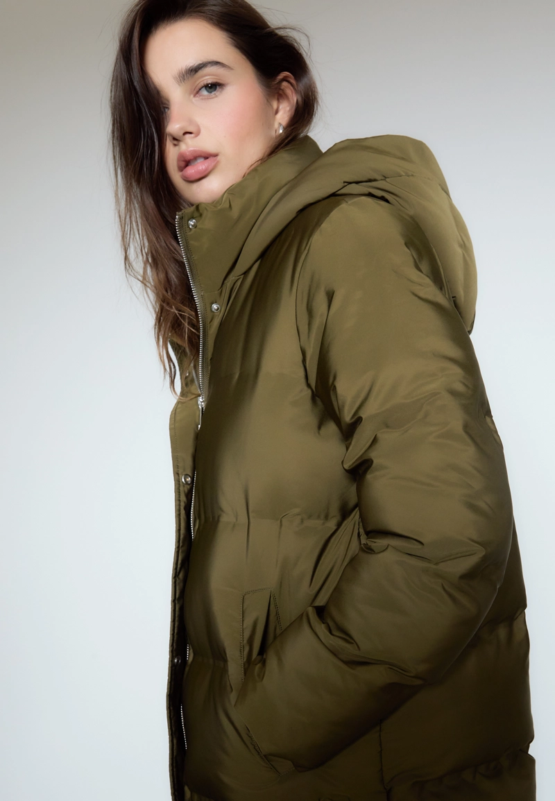 Утепленное пальто с капюшоном и мехом