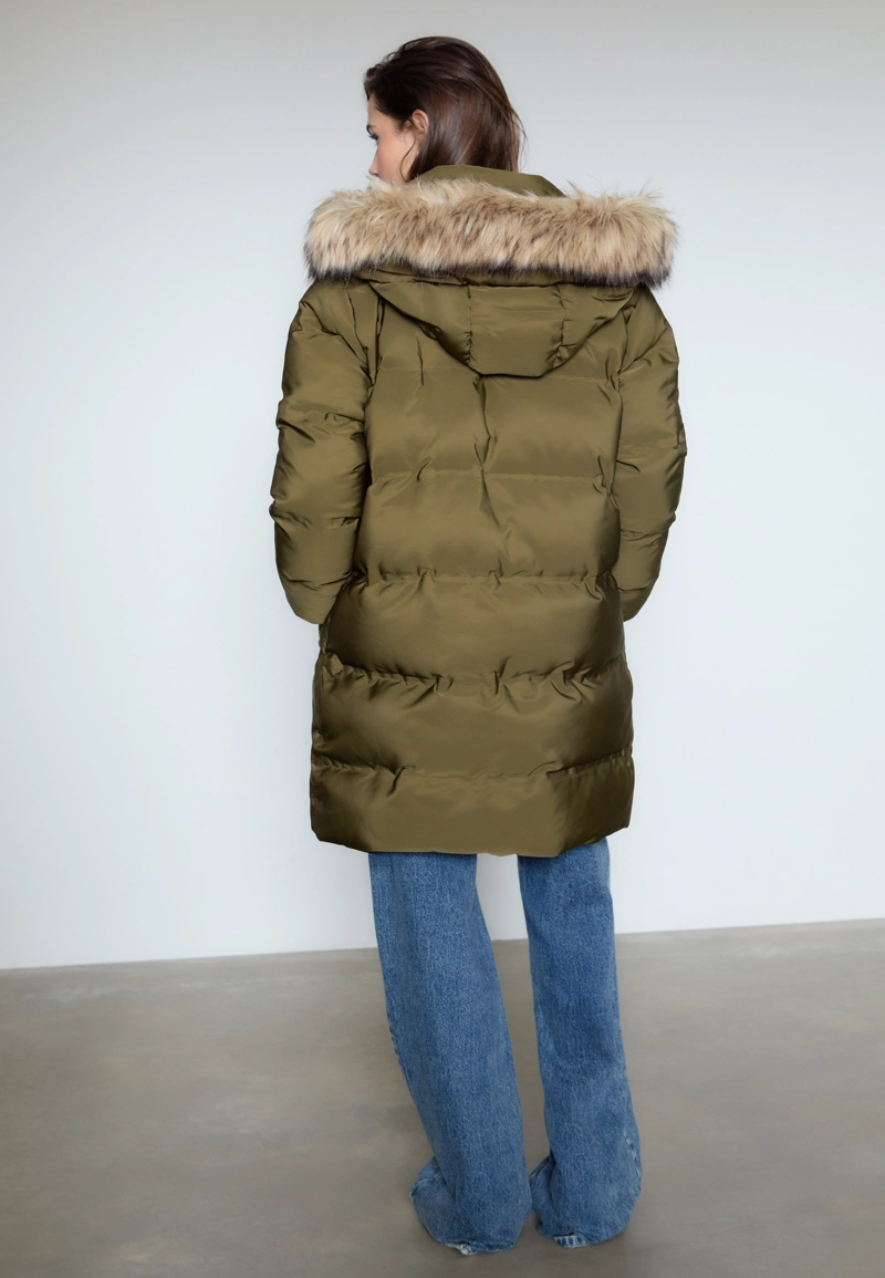 Утепленное пальто с капюшоном и мехом