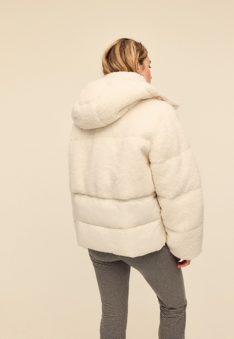 Стеганое комбинированное пальто под овчину