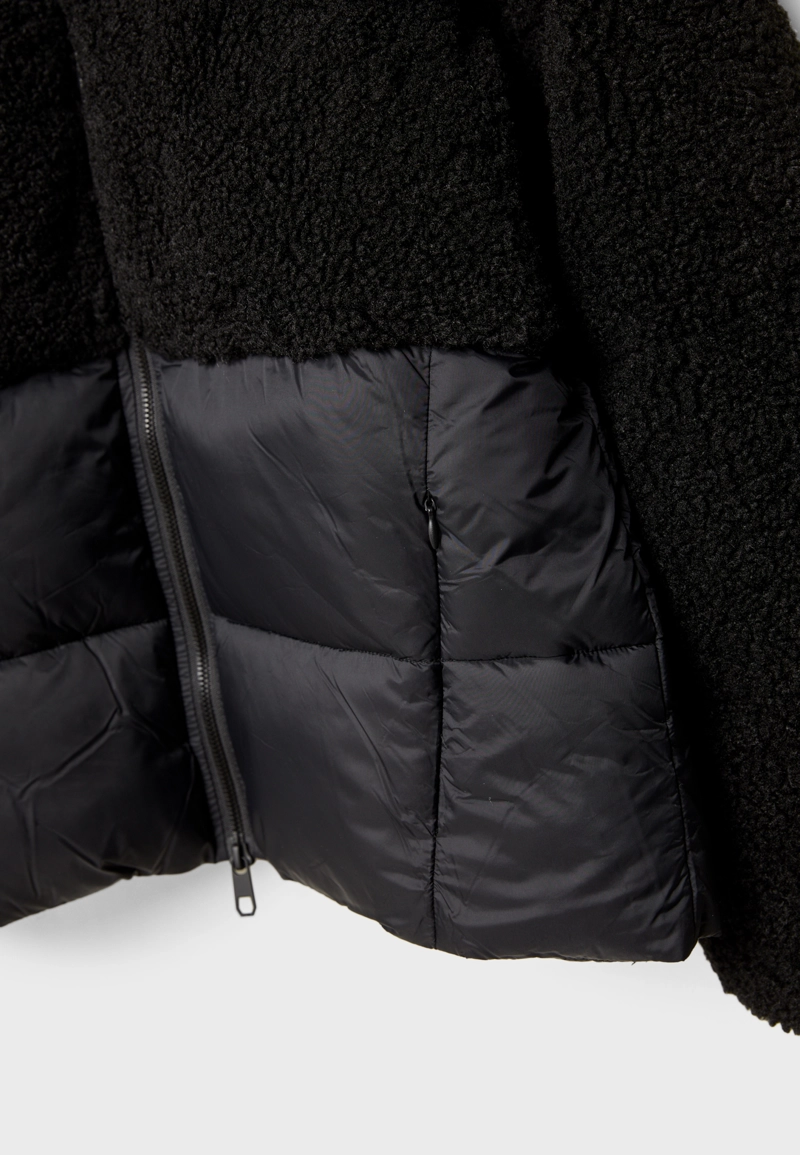 Стеганое комбинированное пальто с отделкой под овчину