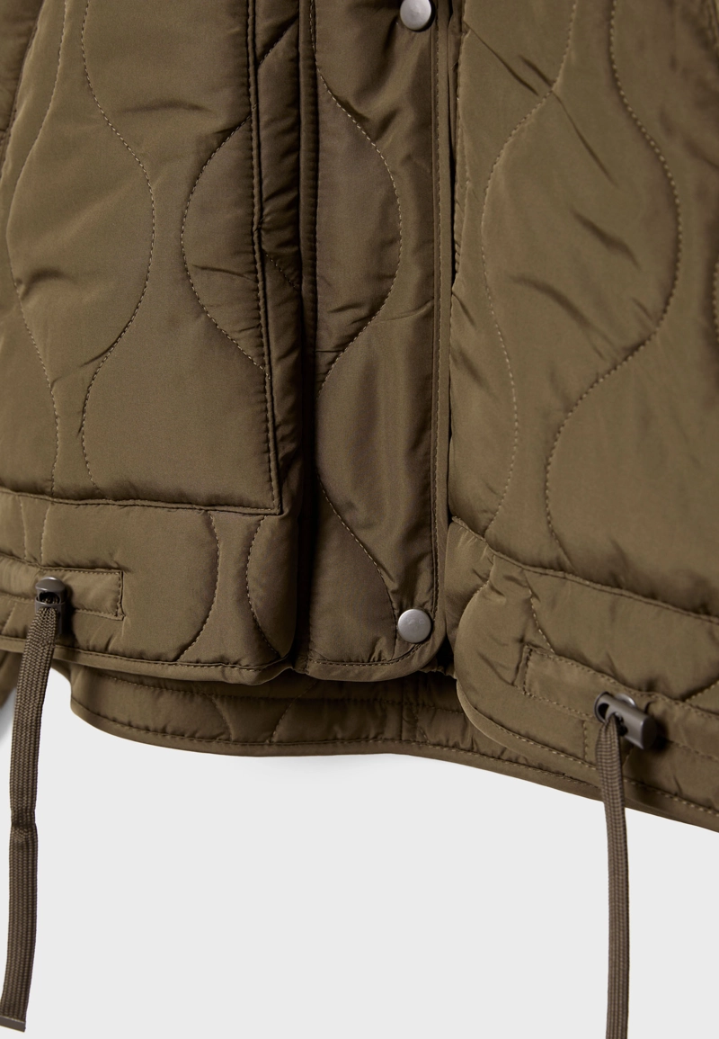 Стеганая куртка с капюшоном