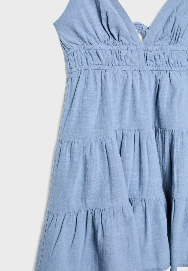 Короткое струящееся платье с завязками на спине