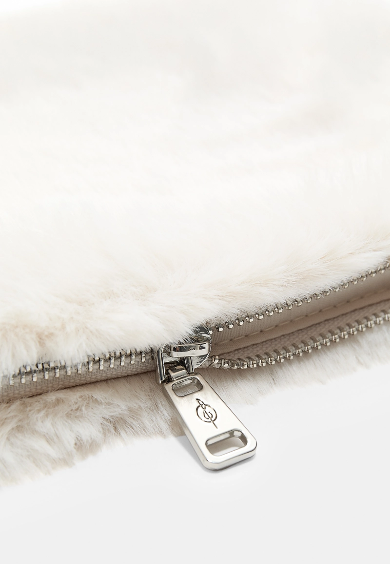 Косметичка из искусственного меха