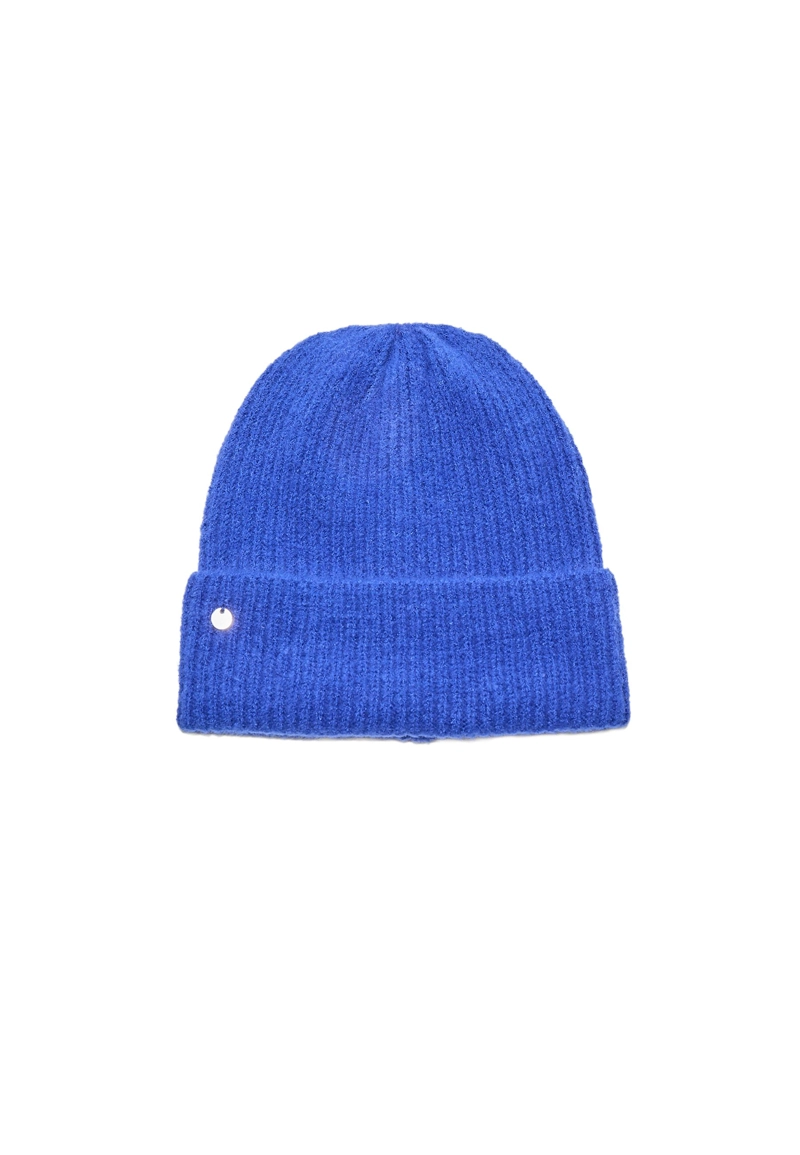 Шапка в рубчик с нашивкой