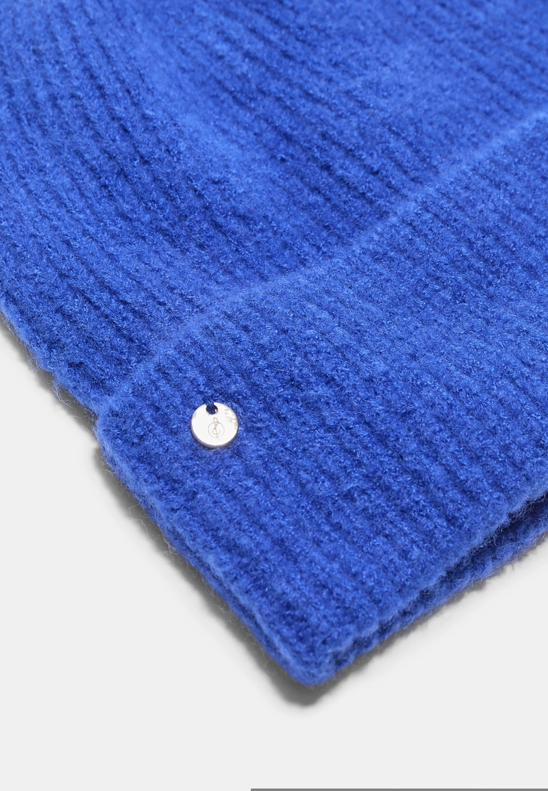 Шапка в рубчик с нашивкой