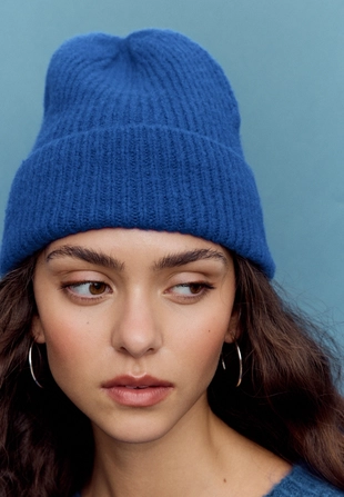 Шапка в рубчик с нашивкой- Заказать в России