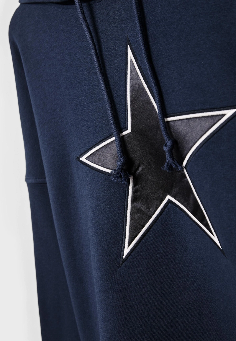 Толстовка со звездой на капюшоне