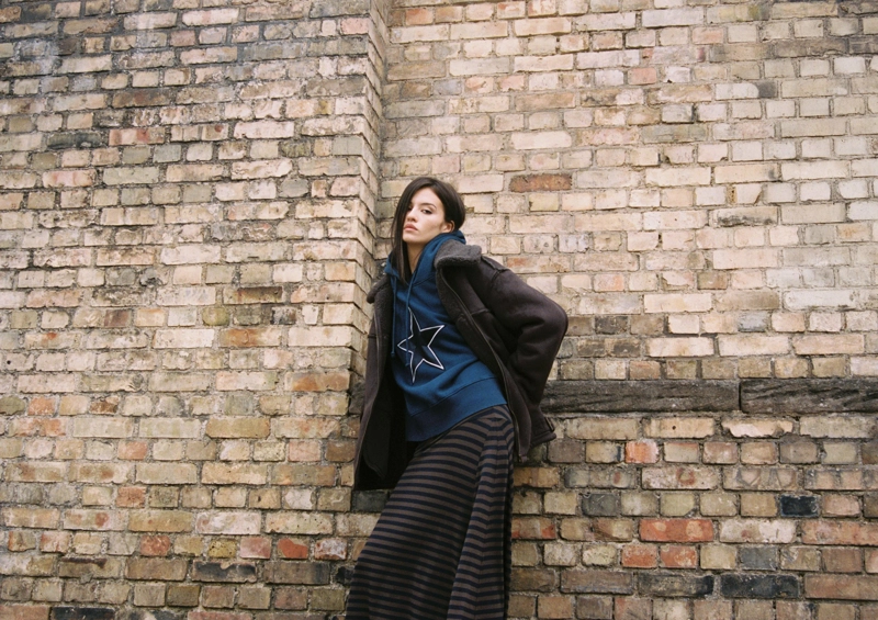 Толстовка со звездой на капюшоне