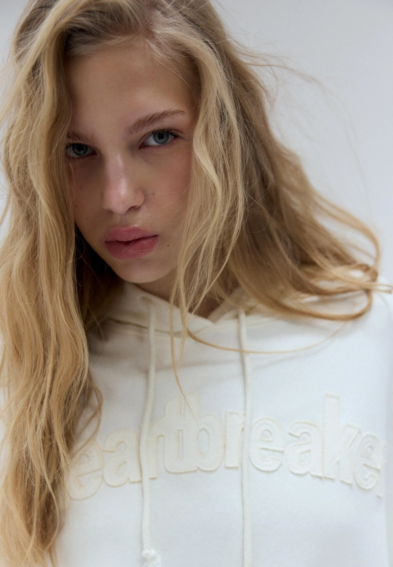 Толстовка с капюшоном, вышивкой и заклепками