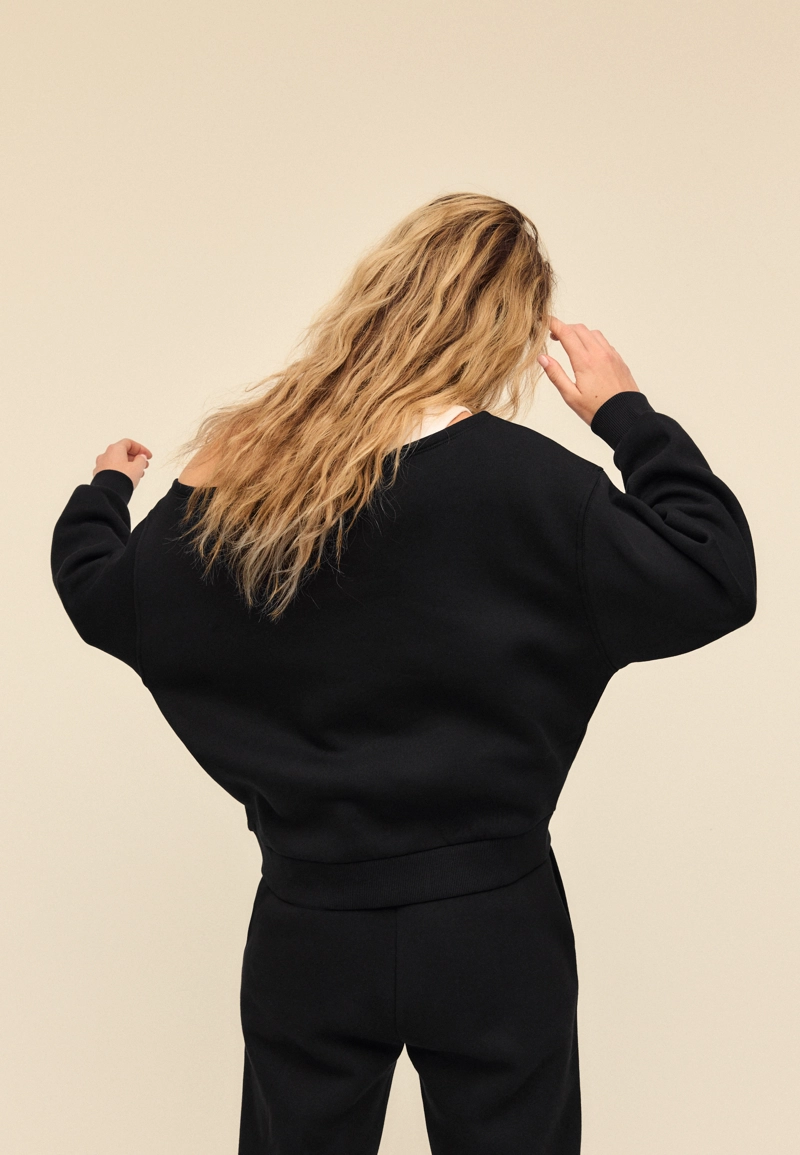 Свитшот с заклепками