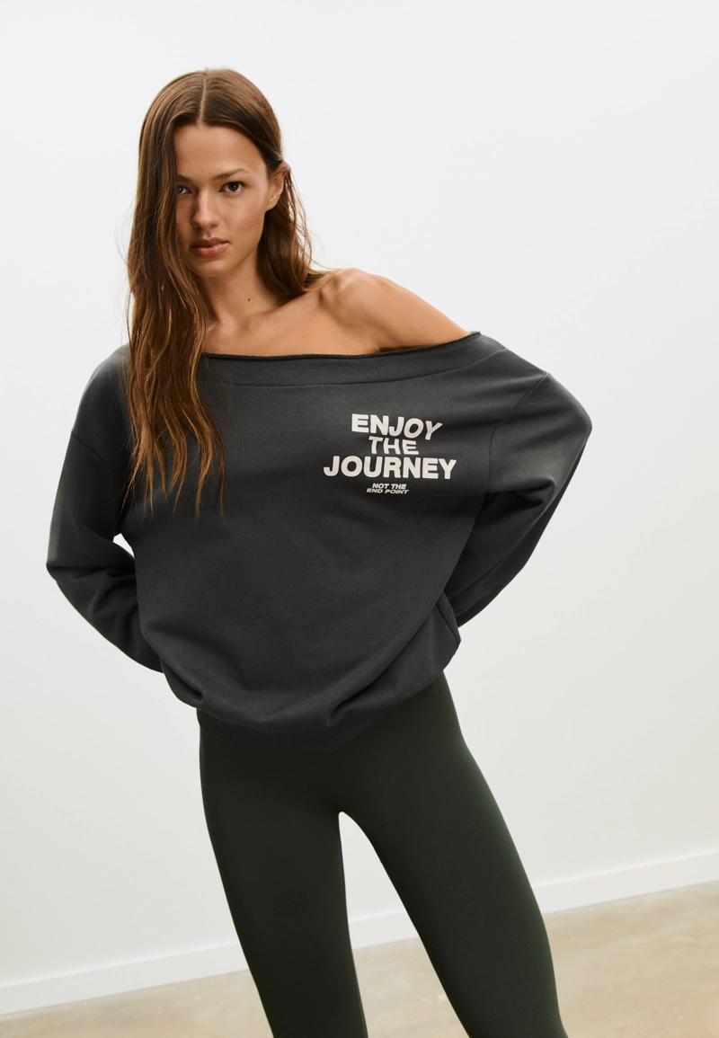 Толстовка с открытыми плечами