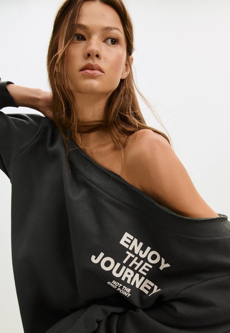 Толстовка с открытыми плечами