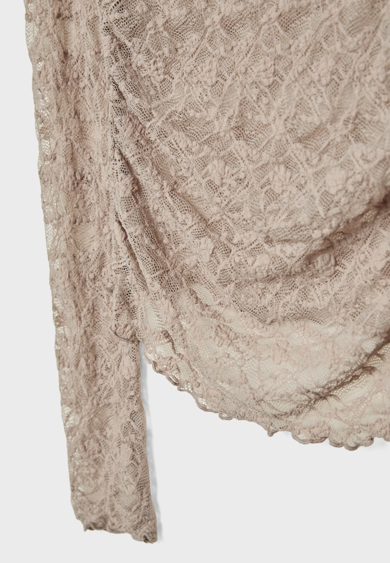 Футболка с драпировкой и кружевом