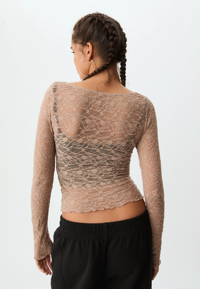 Футболка с драпировкой и кружевом