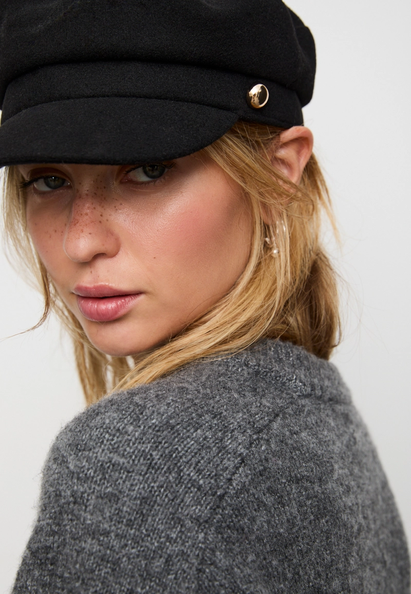 Кепка с заклепками