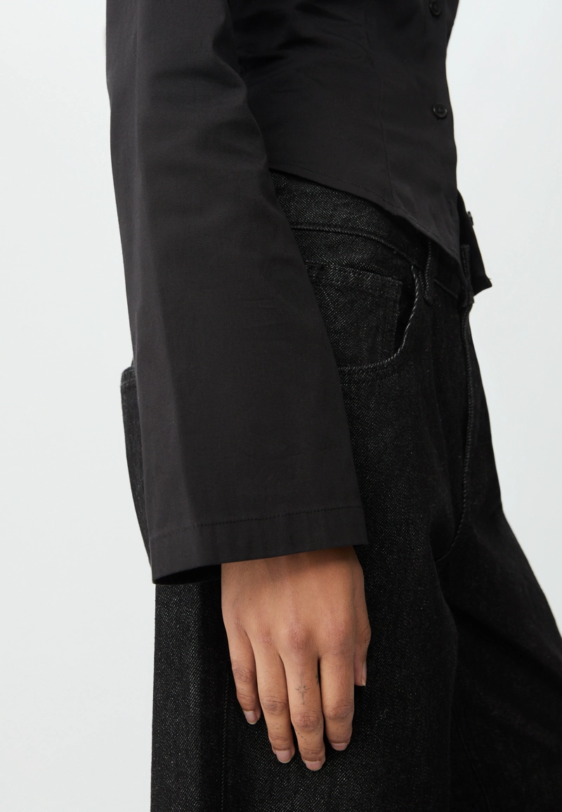 Приталенная рубашка с плавными рукавами