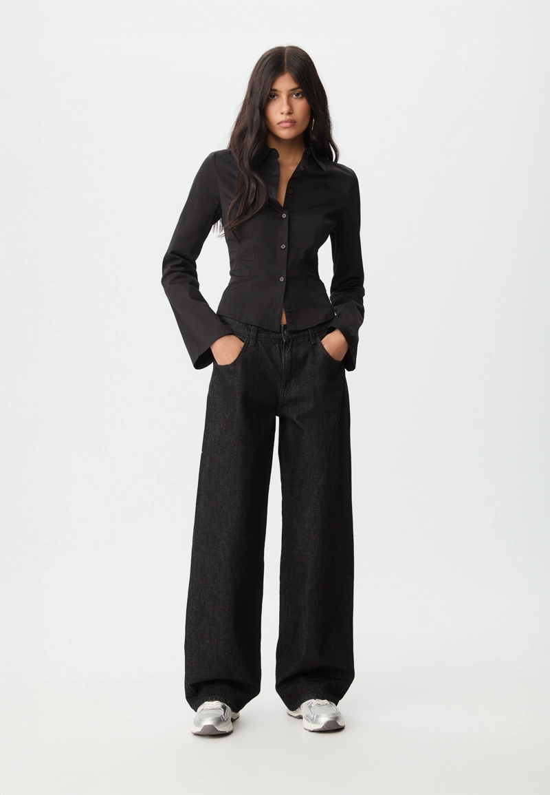 Приталенная рубашка с плавными рукавами