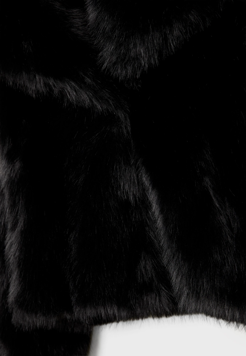 Короткая куртка из искусственного меха