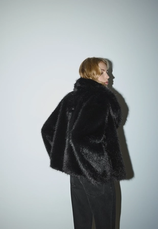 Короткая куртка из искусственного меха- Заказать в России